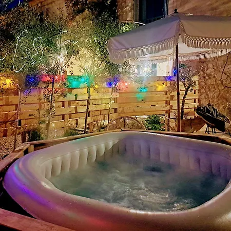Un Air De Vignes, Jacuzzi, Centre Du Village Maussane-les-Alpilles Exterior photo